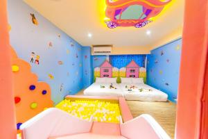 Postel nebo postele na pokoji v ubytování 童玩樂親子旅宿Toy Fun Hotel