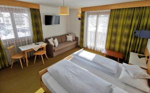 Televízia a/alebo spoločenská miestnosť v ubytovaní Hotel la Plaza