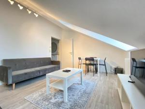 salon z kanapą i stołem w obiekcie Central Apartment in Vienna near metro (800m) - T21 w Wiedniu