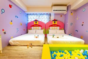 Postel nebo postele na pokoji v ubytování 童玩樂親子旅宿Toy Fun Hotel