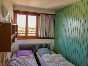 een kamer met 2 bedden en een raam bij Apartment Arzinol 504 by Interhome in Les Collons