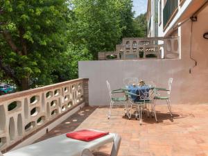 patio ze stołem i krzesłami na balkonie w obiekcie Apartment S'Esquirols-6 by Interhome w mieście Begur