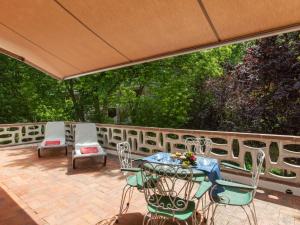 patio ze stołem i krzesłami na ceglanym patio w obiekcie Apartment S'Esquirols-6 by Interhome w mieście Begur