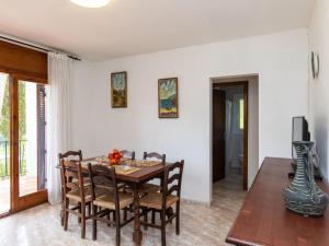 - une salle à manger avec une table et des chaises dans l'établissement Apartment S'Olivera-2 by Interhome, à Begur