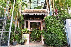 a shop with a bunch of plants in front of it at MARIA Guesthouse in Phra Nakhon Si Ayutthaya