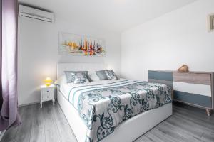 sypialnia z łóżkiem i obrazem na ścianie w obiekcie Charming Villa Svagusa with Sea View w mieście Mlini
