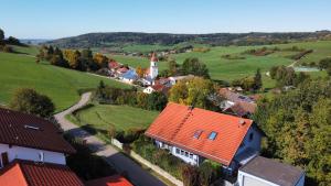 une vue aérienne sur un petit village avec un toit rouge dans l'établissement Ferienwohnungen am Jura, à Weißenburg in Bayern