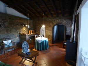 uma sala de estar com uma mesa e uma parede de pedra em Solar da Cumeada em Reguengos de Monsaraz