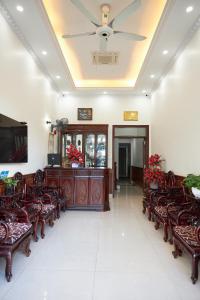 een wachtkamer met bruine stoelen en een plafond bij Van Nam Hotel in Ha Long