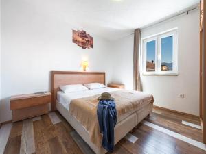 - une chambre avec un lit et une fenêtre dans l'établissement Prlender Apartment, à Čibača