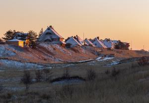 eine Gruppe von Häusern auf einem Hügel auf einem Feld in der Unterkunft Haus am Seezeichen - Whg. Lürßen in Wittdün