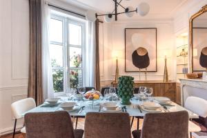 uma sala de jantar com uma mesa com copos de vinho em Outstanding Apartment - 8 Guests between Tour Eiffel and Invalides em Paris