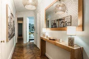 um corredor com uma mesa de consola e dois lustres em Outstanding Apartment - 8 Guests between Tour Eiffel and Invalides em Paris