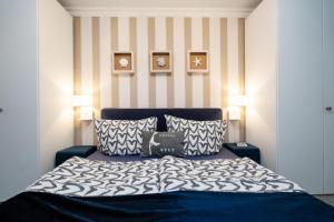 ein Schlafzimmer mit einem Bett mit gestreifter Wand in der Unterkunft Meeresrauschen in Westerland