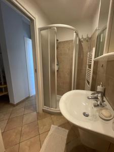 A bathroom at Apartment Casa Oneglia by Interhome