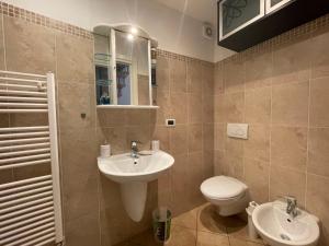 A bathroom at Apartment Casa Oneglia by Interhome