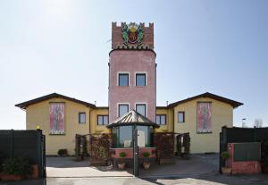 un edificio con una torre con un cartel. en Hotel Motel Del Duca, en Cava Manara