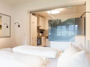 Apartment Sonnenhof-2 by Interhome في كاونرتال: سريرين في غرفة صغيرة مع مطبخ