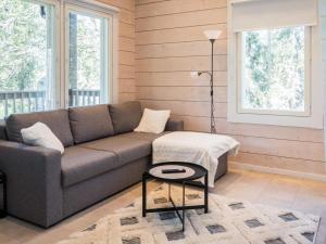 ein Wohnzimmer mit Sofa und Tisch in der Unterkunft Holiday Home Kitkanvee 2 by Interhome in Kuusamo