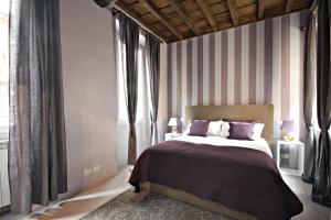 Living Rhome-SpanishSteps في روما: غرفة نوم بسرير كبير ونافذة كبيرة