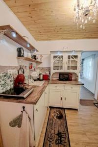 Kuchyňa alebo kuchynka v ubytovaní Holiday Home Balatoni Farmhaz by Interhome