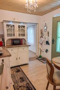 Kuchyňa alebo kuchynka v ubytovaní Holiday Home Balatoni Farmhaz by Interhome
