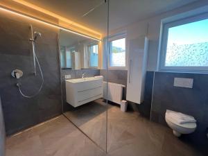 Koupelna v ubytování Apartment Panorama Apartments Ehrmann by Interhome