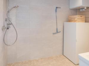 ein Bad mit einer Dusche und einem Kühlschrank in der Unterkunft Holiday Home Kitkanvee 1 by Interhome in Kuusamo + 12 Fotos