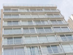 um edifício alto com varandas ao lado em Apartment Beachhouse with parking by Interhome em Blankenberge
