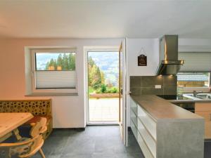 Kuchyňa alebo kuchynka v ubytovaní Apartment Sonnigs Platzl by Interhome