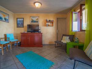 Televízia a/alebo spoločenská miestnosť v ubytovaní Apartment Starigrad-1 by Interhome