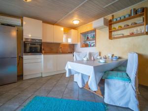 Kuchyňa alebo kuchynka v ubytovaní Apartment Starigrad-1 by Interhome