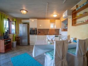 Kuchyňa alebo kuchynka v ubytovaní Apartment Starigrad-1 by Interhome + 30 fotografií