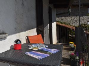 - une table noire avec des livres et des magazines dans l'établissement Holiday Home Bertino by Interhome, à Cugnasco