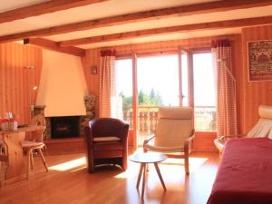 sala de estar con sofá, sillas y chimenea en Apartment Le Bouquetin 5 by Interhome en Villars-sur-Ollon