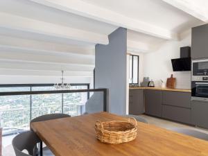 Køkken eller tekøkken på Holiday Home Les Terrasses de L'Eau Blanche-4 by Interhome