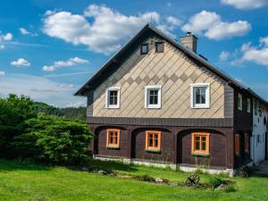 Bynovec的住宿－Holiday Home Kámen by Interhome，绿色田野上带橙色窗户的房子