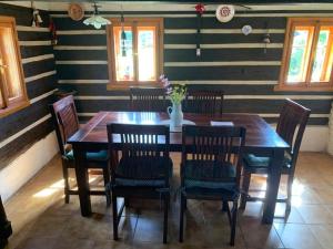 Bynovec的住宿－Holiday Home Kámen by Interhome，一间带木桌和椅子的用餐室