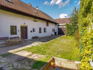 Vonkajšia záhrada v ubytovaní Holiday Home Vlkov by Interhome
