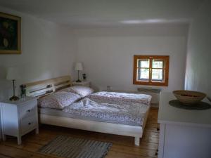 Bynovec的住宿－Holiday Home Kámen by Interhome，一间卧室设有一张床和一个窗口