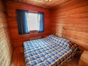 เตียงในห้องที่ Holiday Home Mäkitupa 2 by Interhome