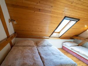 Posteľ alebo postele v izbe v ubytovaní Holiday Home Vlkov by Interhome