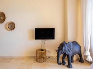 Une statue d'éléphant dans une pièce avec télévision dans l'établissement Apartment Sea Suite by Interhome, à Almuñécar