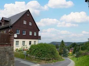 ein Haus am Straßenrand in der Unterkunft Apartment Räuberhauptmann Karasek by Interhome in Hain