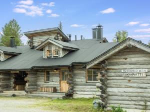 einem Blockhaus mit Metalldach in der Unterkunft Holiday Home Lauri 2 by Interhome in Sirkka