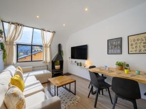 sala de estar con sofá y mesa en Apartment Ginesta by Interhome en La Molina Alp
