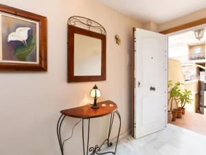 Holiday Home Villa Corales by Interhome في توري دي بيناغالبون: طاولة صغيرة في غرفة مع مرآة