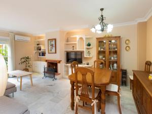 Holiday Home Villa Corales by Interhome في توري دي بيناغالبون: غرفة معيشة مع طاولة وغرفة طعام