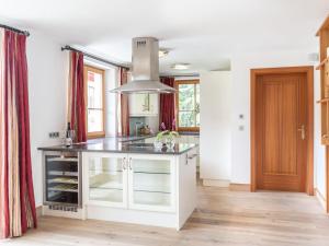 una cocina con una isla blanca con encimera negra en Holiday Home Haus Katschberg 8 by Interhome en Rennweg