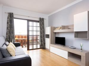 salon z kanapą i telewizorem w obiekcie Apartment Balcón del Mar-1 by Interhome w mieście Costa Del Silencio